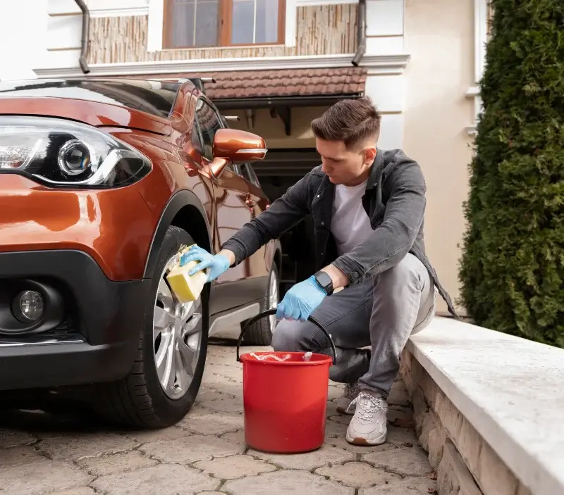 Lavage auto à domicile Saint-Lager-Bressac : professionnel intervenant sur un véhicule